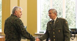 Panevėžio apskrities šaulių 5-osios rinktinės vadas V.Petkevičius (kairėje) 9-osios kuopos vadui A.Veikšiui įteikė padėką už nuopelnus puoselėjant jaunųjų šaulių judėjimą. N.Byčkovskio nuotr.