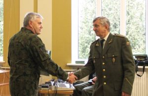 Panevėžio apskrities šaulių 5-osios rinktinės vadas V.Petkevičius (kairėje) 9-osios kuopos vadui A.Veikšiui įteikė padėką už nuopelnus puoselėjant jaunųjų šaulių judėjimą. N.Byčkovskio nuotr.