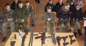 Policijos ginkluotė jauniesiems šauliams paliko neišdildomą įspūdį. Rokiškio 9-osios kuopos šaulių archyvo nuotr.