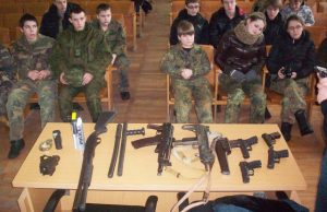 Policijos ginkluotė jauniesiems šauliams paliko neišdildomą įspūdį. Rokiškio 9-osios kuopos šaulių archyvo nuotr.