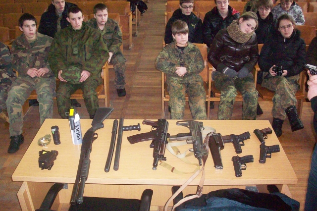 Policijos ginkluotė jauniesiems šauliams paliko neišdildomą įspūdį. Rokiškio 9-osios kuopos šaulių archyvo nuotr.
