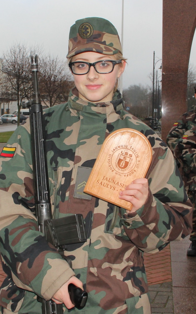 Šių metų geriausia rajono jaunoji šaulė Raminta Neniškytė. D. Zibolienės nuotr.