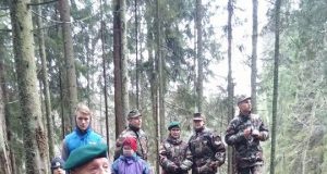 Jaunieji šauliai apžiūrėjo neseniai atstatytas partizanų žemines.
