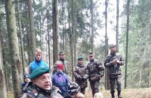 Jaunieji šauliai apžiūrėjo neseniai atstatytas partizanų žemines.