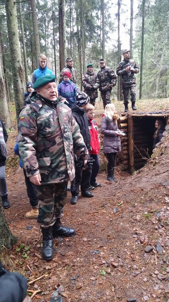 Jaunieji šauliai apžiūrėjo neseniai atstatytas partizanų žemines. Jaunieji šauliai apžiūrėjo neseniai atstatytas partizanų žemines.