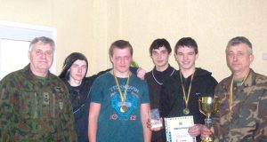 Panevėžio apskrities šaulių 5-osios rinktinės vadas V.Petkevičius (iš kairės) ir varžybų nugalėtojai A.Kudrešovas