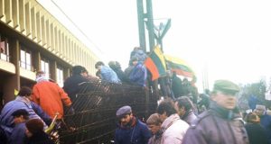 Prie Parlamento – visa Lietuva: valstybės širdį saugojo gyva žmonių užkarda