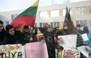 Sausio 13-ajai – bėgimas su deglais ir performansas Ši nuotrauka primena pernai metais vykusį Laisvės gynėjų dienos minėjimą Kamajuose. N. Slesariūno nuotr.