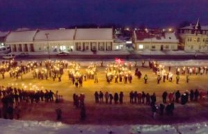 Laisvės gynėjų dieną miesto aikštė skendėjo fakelų šviesoje Renginys Nepriklausomybės aikštėje.