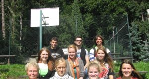 Simona (antroje eilėje dešinėje) Čekijoje su kitų šalių savanoriais.