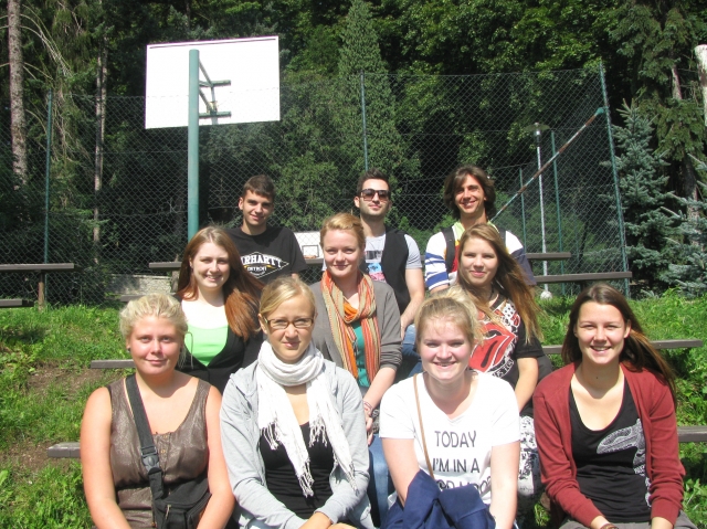 Simona (antroje eilėje dešinėje) Čekijoje su kitų šalių savanoriais.