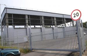 Į atliekų surinkimo aikštelę K.Donelaičio gatvėje nuo pernai liepos gabenamos didžiosios bei buityje susidarančias pavojingos atliekos: iš čia jos iškeliauja į UAB Panevėžio regiono atliekų tvarkymo centrą.