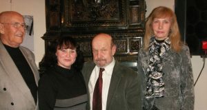 Su jubiliejumi R.Šavelį (trečias iš kairės) pasveikino kraštiečiai literatūrologas Vitas Areška (iš kairės)