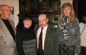Su jubiliejumi R.Šavelį (trečias iš kairės) pasveikino kraštiečiai literatūrologas Vitas Areška (iš kairės)