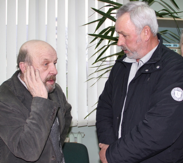 Rašytojas R.Šavelis (kairėje) juokėsi: jo paauglystės draugas Algirdas Minkevičius išgaravo iš atminties. D.Zibolienės nuotr.