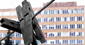 Ar ne laikas universitetinio mokslo diplomus kabinti ant virvės? D.Zibolienės fotomontažas.