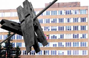 Ar ne laikas universitetinio mokslo diplomus kabinti ant virvės? D.Zibolienės fotomontažas.