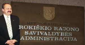 Rajono savivaldybės administracijos direktorius Aloyzas Jočys žada imtis drastiškų rajono biudžeto taupymo priemonių. N.Byčkovskio fotomontažas.
