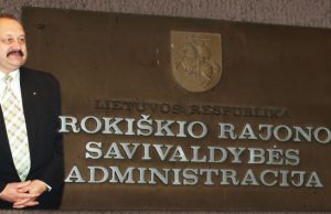 Rajono savivaldybės administracijos direktorius Aloyzas Jočys žada imtis drastiškų rajono biudžeto taupymo priemonių. N.Byčkovskio fotomontažas.