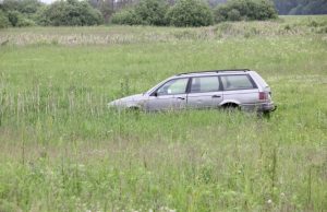 Nevieriuose, įtariama, nusišovė žmogus (ATNAUJINTA) Ganykloje Nevierių kaime liko ūkininko automobilis. D. Zibolienės nuotr.