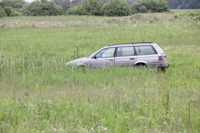 Ganykloje Nevierių kaime liko ūkininko automobilis. D. Zibolienės nuotr. Ganykloje Nevierių kaime liko ūkininko automobilis. D. Zibolienės nuotr.