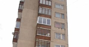 Iš šio namo aštuntojo aukšto balkono iššoko moteris. L.Dūdaitės nuotr.