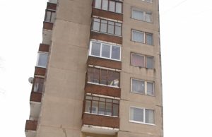 Iš šio namo aštuntojo aukšto balkono iššoko moteris. L.Dūdaitės nuotr.