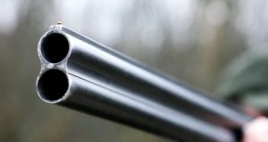 Aplinkosaugininkams tikrinant medžiotojų dokumentus driokstelėjo šūvis.