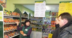 Pardavėja Danutė Saulienė: „Pirkėjams siūlome tik geriausių veislių sėklą: įsiūlęs prastą prekę prarasi klientą.“  A.Minkevičienės nuotr.