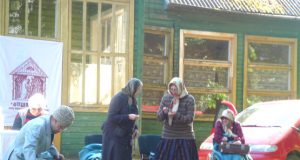 Vaidinimo „Keturios Jono moterys“ scena.