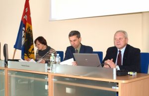 Į darbų saugos seminarą – verslininkų eilė Darbų saugos seminaro dalyvius su šios srities naujovėmis supažindino Valstybinės darbo inspekcijos specialistai E.Čerkesaitė (iš kairės)