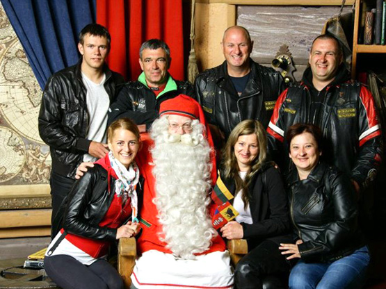 Susitikimas su Santa Klausu: (antroje eilėje iš kairės) A.ir R. Jakuliai Susitikimas su Santa Klausu: (antroje eilėje iš kairės) A.ir R. Jakuliai