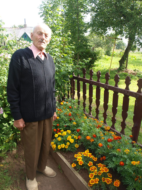 J.Stainys pats sodina ir prižiūri gėles. L.Dūdaitės nuotr.
