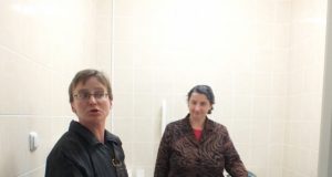 Bažnyčios patarnautojų drabužius skalbti į bendruomenės namus pirmą kartą atnešusi R.Bajoraitė (kairėje) juokaudama sakė „įkliuvusi“ žurnalistams. Greta – bibliotekininkė D.Kumpauskienė. A.Minkevičienės nuotr.