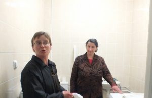 Bažnyčios patarnautojų drabužius skalbti į bendruomenės namus pirmą kartą atnešusi R.Bajoraitė (kairėje) juokaudama sakė „įkliuvusi“ žurnalistams. Greta – bibliotekininkė D.Kumpauskienė. A.Minkevičienės nuotr.