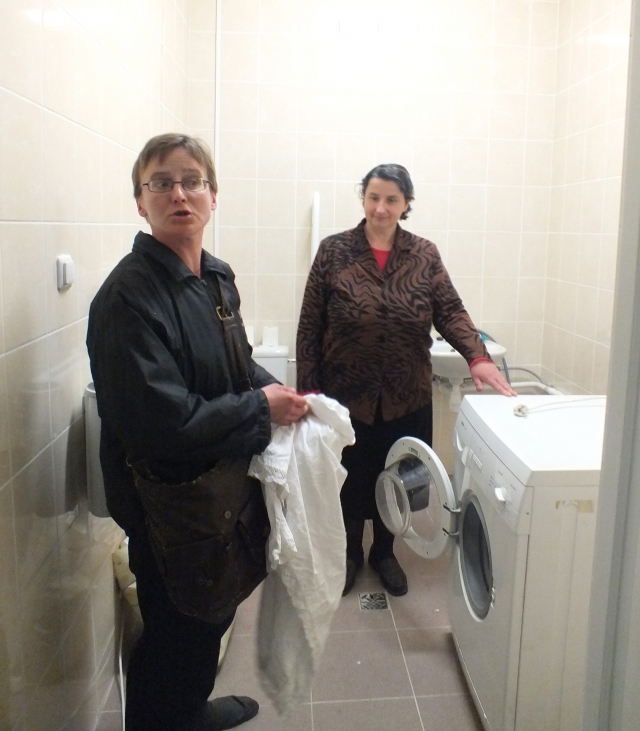 Bažnyčios patarnautojų drabužius skalbti į bendruomenės namus pirmą kartą atnešusi R.Bajoraitė (kairėje) juokaudama sakė „įkliuvusi“ žurnalistams. Greta – bibliotekininkė D.Kumpauskienė. A.Minkevičienės nuotr. Bažnyčios patarnautojų drabužius skalbti į bendruomenės namus pirmą kartą atnešusi R.Bajoraitė (kairėje) juokaudama sakė „įkliuvusi“ žurnalistams. Greta – bibliotekininkė D.Kumpauskienė. A.Minkevičienės nuotr.