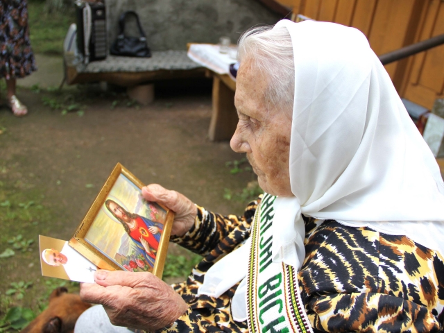 Šią dovaną jubiliatė pabučiavo dukart. N. Byčkovskio nuotr.