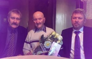 Kurklaičių kaimo gyventojui sukako 109 metai Ilgaamžį su gimtadieniu nuvyko pasveikinti Pandėlio seniūnas Romauldas Varanius (kairėje) ir rajono meras Antanas Vagonis.T. Barausko nuotr.