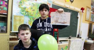 I.Jasiulionis (kairėje) demonstravo ore kybantį balioną