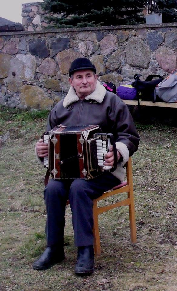 Duokim garo peterburgska armonika gros Jūžintų muzikantas Vilius Seržintas. A. Baltuškaitės nuotr.