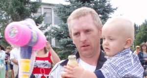 Mažasis lenktynių lyderis Edvinas Kišūnas apdovanojimų siekė nuo  tėčio rankų. I.Belovienės nuotr.