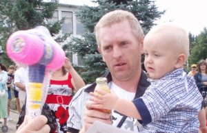 Pirmą kartą rajone lenktyniavo… kūdikiai Mažasis lenktynių lyderis Edvinas Kišūnas apdovanojimų siekė nuo tėčio rankų. I.Belovienės nuotr.