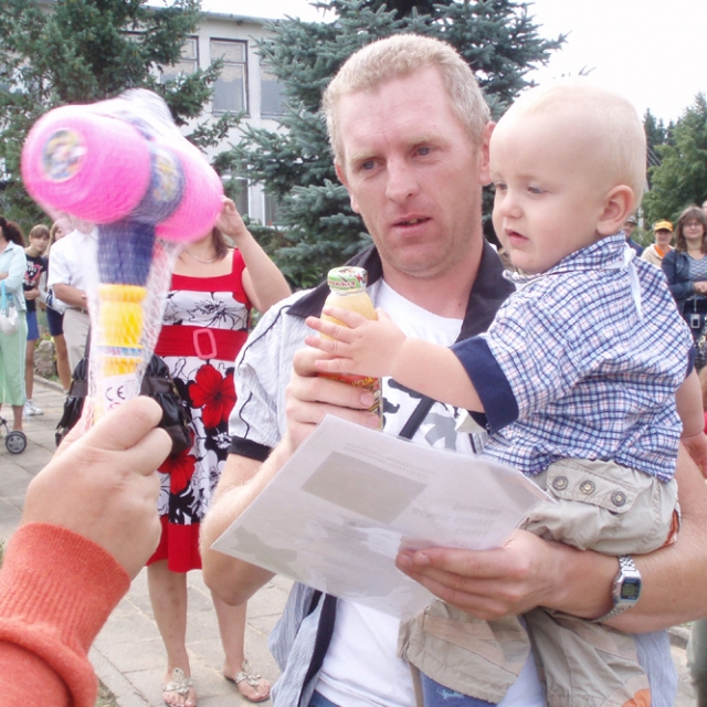 Mažasis lenktynių lyderis Edvinas Kišūnas apdovanojimų siekė nuo tėčio rankų. I.Belovienės nuotr. Mažasis lenktynių lyderis Edvinas Kišūnas apdovanojimų siekė nuo tėčio rankų. I.Belovienės nuotr.