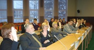Balsuodami rajono tarybos nariai kėlė rankas. L.Dūdaitės nuotr.
