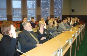 Balsuodami rajono tarybos nariai kėlė rankas. L.Dūdaitės nuotr.