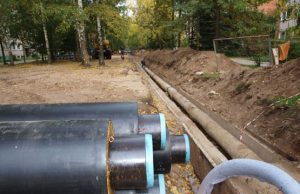 Rokiškio Taikos ir Jaunystės gatvėse keičiami šilumos trasų vamzdynai. D.Zibolienės nuotr.