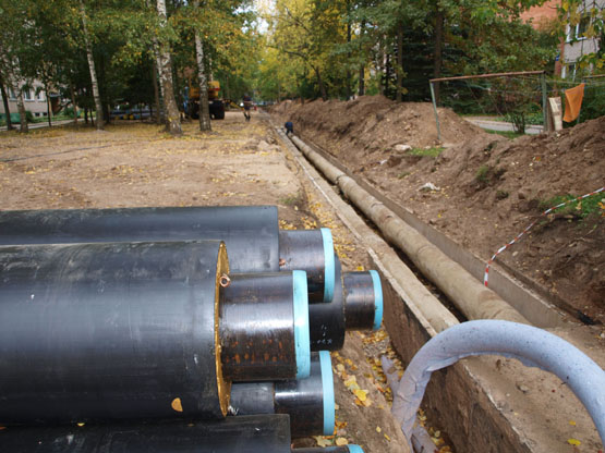 Rokiškio Taikos ir Jaunystės gatvėse keičiami šilumos trasų vamzdynai. D.Zibolienės nuotr.