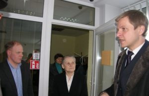 Teisingumo ministrui – prašymas šalinti teismų procedūrų netobulumus Rokiškėnai ministrui Remigijui Šimašiui (dešinėje) siūlė įsigilinti į konkrečias rajono teisėsaugos problemas. Greta – rajono teismo pirmininkė Nijolė Bražiūnienė ir rajono prokuroras Gediminas Stočkus. A.Minkevičienės nuotr.