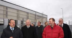 Atliekų tvarkymo problemas Seimo nariams Jonui Pinskui (iš dešinės)