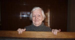 Gražaus jubiliejaus sulaukusi tautodailininkė Veronika Siminonienė mielai dalijasi audimo paslaptimis.